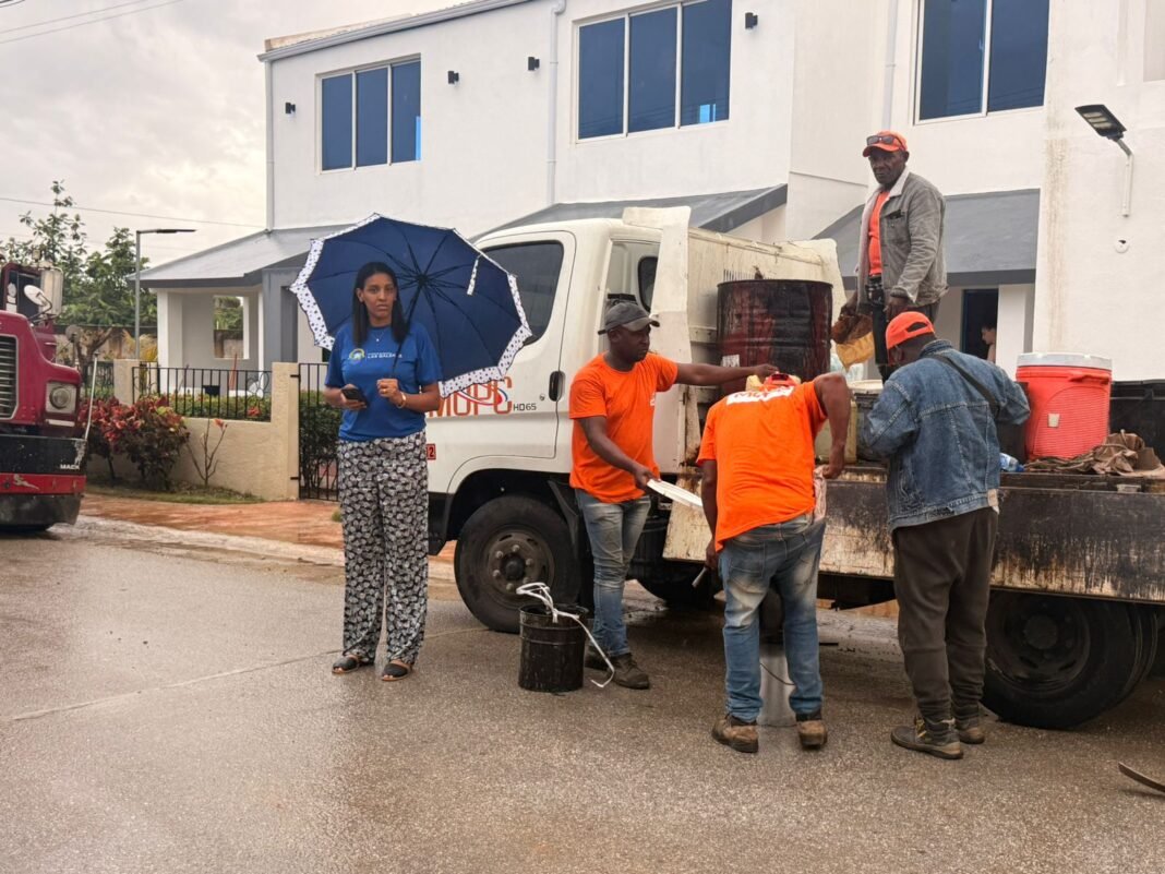 Inician operativo de bacheo en Las Galeras previo a Semana Santa